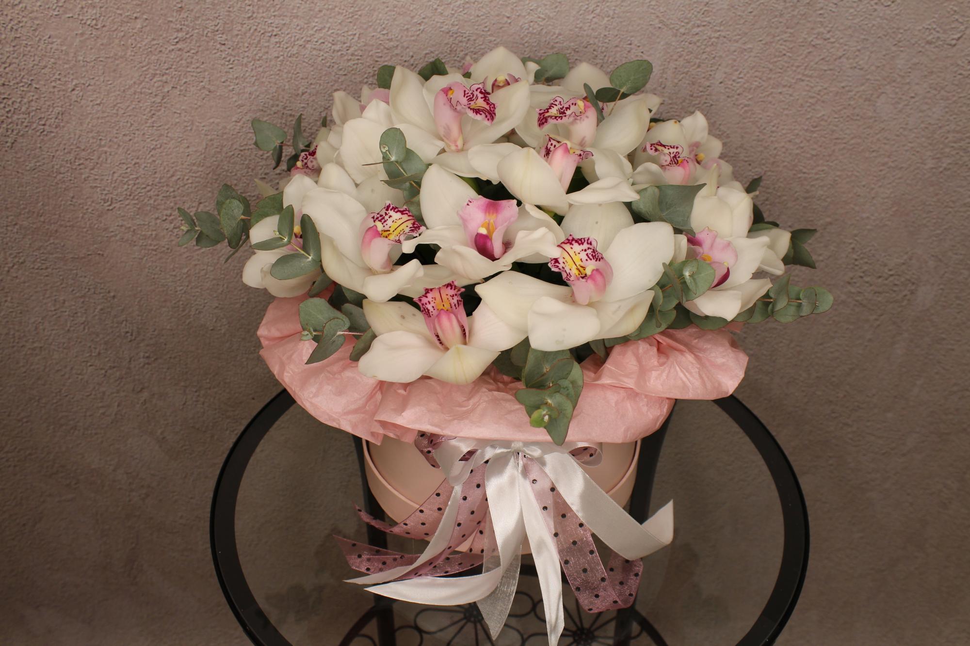 Купить букет цветов в коробке &amp;quot;Композиция из орхидей &amp;quot;Нежный поцелуй&amp;quot;&amp;quot; в  Самаре недорого с доставкой | Самцветок№1